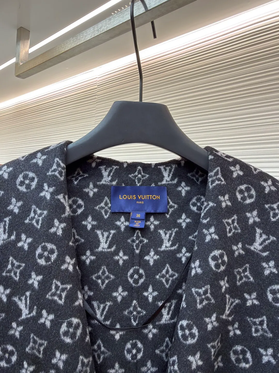 LOUIS VUITTON Wool lace-up hooded coat (mid-length) ●Original version: Purchased and developed by 36669 ●Item number: 1682297-J025 ●Fabric: wool fabric ●Technology: jacquard production ●Color: black ●Version: loose fit ●Weight: about 1575 grams ●Size: 34-36-38-40 ●Description: This presbyopic wool coat is made of double-sided blended wool fabric imported from Italy. The main part is made of high-density matte black wool, which has been pre-shrunk and steam-set to ensure that the fabric is stiff and not easily deformed. The large lapel and belt areas use jacquard weaving technology to present the classic presbyopic pattern as a three-dimensional texture. The pattern is digitally positioned and plated to ensure that the texture is symmetrical and clear. The body of the garment is unlined and double-sided sewn to reduce the weight of the garment while improving skin-friendliness. The cuffs and hem are hand-stitched to reveal exquisite details. The waist is customized with a wide belt of the same fabric, with an adjustable buckle design with invisible stitching, allowing the silhouette to be freely adjusted; the neckline adopts a double-layer composite structure, combined with the fixation process of hand-made arch stitches, to make the large lapels more three-dimensional. Every splicing follows the precision sewing standard of 1cm/8 stitches, perfectly integrating craftsmanship and design aesthetics. The overall wiring is straight and delicate, the fabric is comfortable and soft, and the color is consistent without color difference. It can be matched with the same style to create a fashionable look and control various occasions. Customized accessories, complete with three standards, same style for men and women!